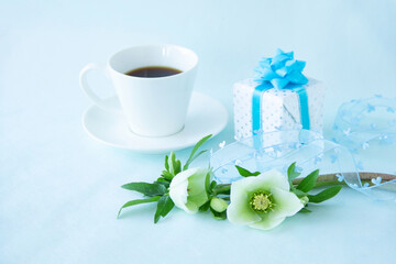 Obraz na płótnie Canvas 美しい白のクリスマスローズの花束と贈り物とコーヒー