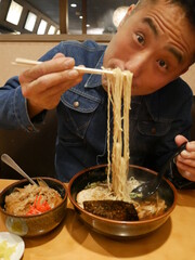 ラーメンを食べる男性
