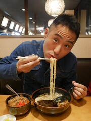 ラーメンを食べる男性
