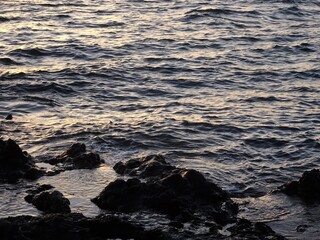 波と海岸の岩