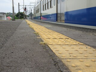 プラットホームに止まる電車