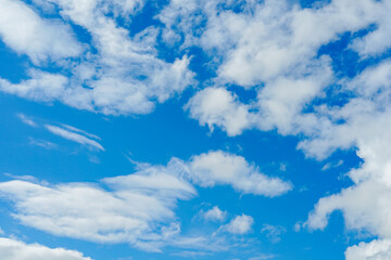 Naklejka na ściany i meble 【アイスランド】雲のある爽やかな青い空