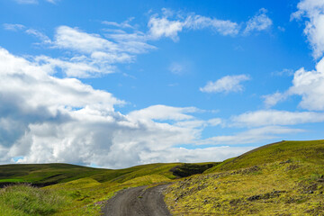 【アイスランド】爽やかな青い空と草原と道