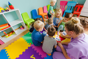 Educational group activity at the kindergarten or daycare - 415403814