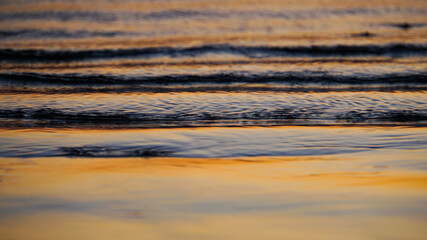 夕方の波と砂浜