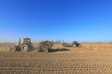 Obraz premium farmers use agricultural machinery to compress rice straw and bundle them on a farm, LUANNAN COUNTY, Hebei Province, China