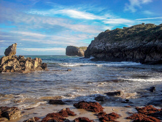 Playa y acantilados de Buelna (Asturias, España)