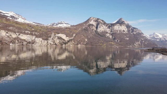 juste au dessus de l'eau et r&eacute;flection de la montagne - Alpes Suisse
