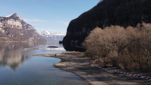 les abord d'un lac alpin en fin d'hiver et d&eacute;but de printemps - Alpes Suisse