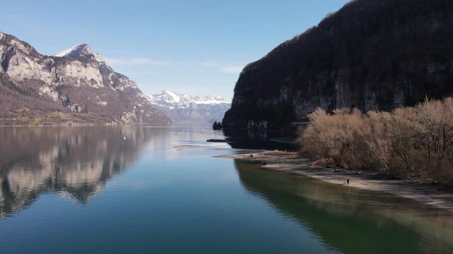 reflet des montagnes sur le lac au printemps - Alpes