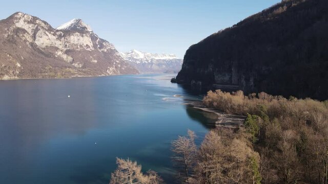 juste au dessus des arbres et du lac en fin d'hiver - Alpes Suisse