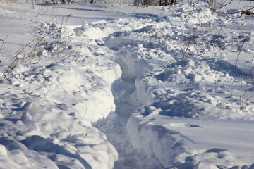 Fototapeta na wymiar a path through the snowdrifts