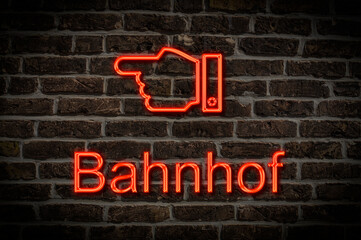 Fototapeta premium Leuchtreklame Bahnhof