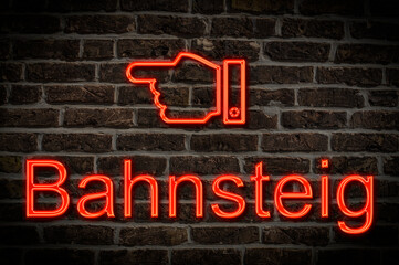 Fototapeta premium Leuchtreklame Bahnsteig