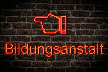 Fototapeta premium Leuchtreklame Bildungsanstalt