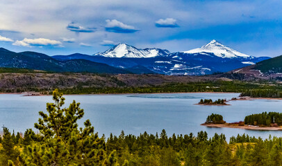Fototapeta na wymiar Snow-capped mountains in the background of a mountain lake in Utah, nature US