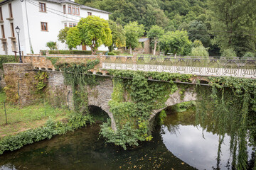 Fototapeta na wymiar old bridge over Sarria river in Samos town, province of Lugo, Galicia, Spain