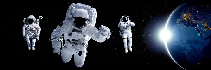 Foto op Canvas Astronaut-ruimtevaarder doet ruimtewandeling terwijl hij voor een ruimtestation in de ruimte werkt. Astronaut draagt een volledig ruimtepak voor ruimteoperaties. Elementen van deze afbeelding geleverd door NASA-ruimteastronautenfoto& 39 s. © Summit Art Creations