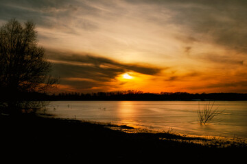 Sonnenuntergang am Wasser Winter Abendrot Silhouette
