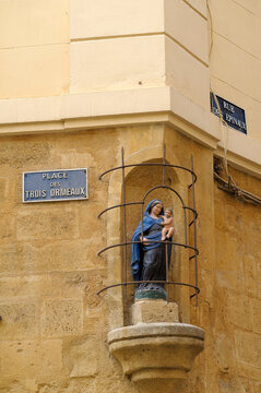 Corner statue, Place des Trois Ormeaux, Aix-en-Provence, France