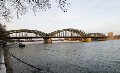Hohenzollernbrücke in Köln über den Rhein
