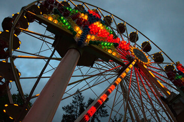 Rießenrad auf der Weinheimer Kerwe an einem strahlenden Sommertag