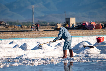 Naklejka premium child playing in the water
