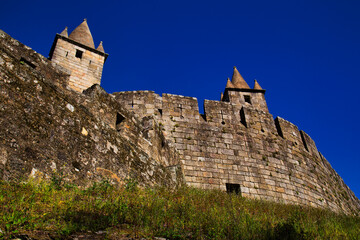 Vista de las torres, murallas y demás elementos arquitectónicos del castillo portugués de Santa...