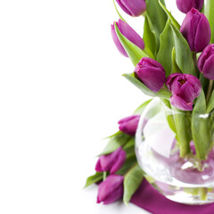 Obraz premium purple tulips in a glass vase