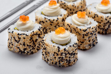 Roll with shrimp tempura, seads, caviar