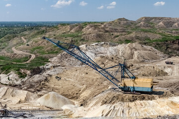 Single-bucket walking dragline excavator