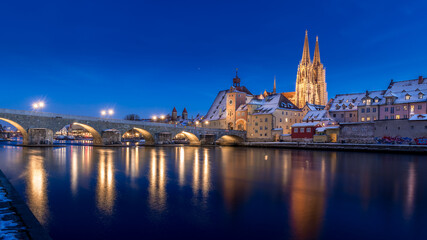 Regensburg an einem Winterabend mit dem Dom St. Peter, dem alten Salzstadl und der Steinernen Brücke