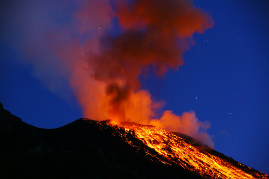 Eruption du volcan Stromboli en Sicile (Italie)