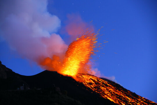 Eruption du volcan Stromboli en Sicile (Italie)