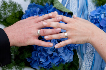 Brautpaar mit Ringen