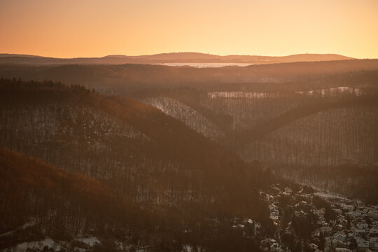 Sonnenaufgang über dem Ermstal im Winter
