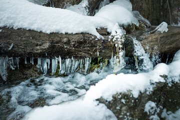 Bachlauf im Winter mit Eiszapfen