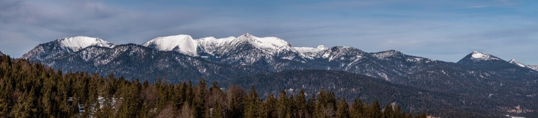 Alpenpanorma Estergebirge Südseite vom Hohen Fricken bis zum Simetsberg im Winter