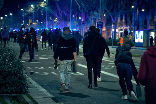 Incidentes en la marcha por la liberaci&oacute;n de pablo Hasel en Barcelona, Espa&ntilde;a.	