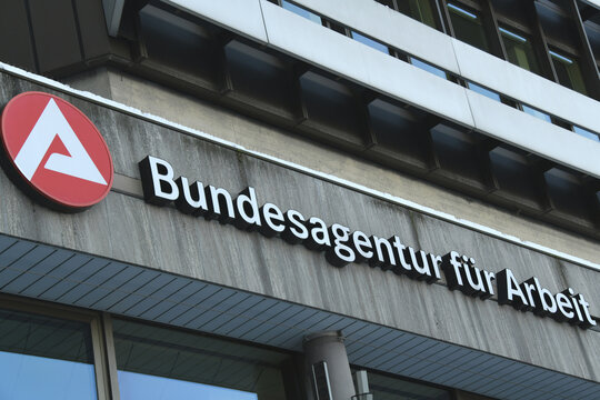 Die Bundesanstalt für Arbeit in Nürnberg gibt jeden Monat die Arbeitslosenzahlen und die Arbeitsmarktsituation für die Bundesrepublik Deutschland bekannt. Schriftzug Logo. Nürnberg, 13. Februar 2021  