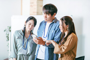 スマホを見る男女の会社員
