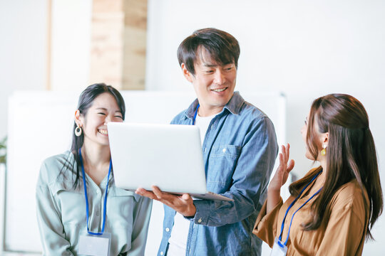 ノートパソコンをみる男女の会社員
