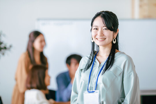 オフィスにいるビジネスウーマン
