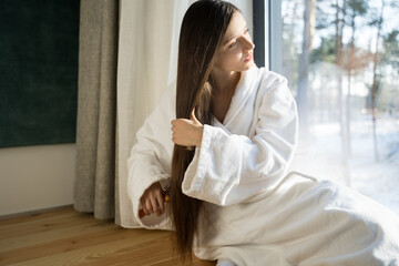 Obraz na płótnie Canvas Woman brush long healthy brunette hair