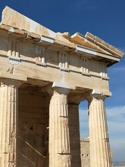 La Acr&oacute;polis de Atenas, en Grecia. Recorrido arquitect&oacute;nico. Figuras humanas.