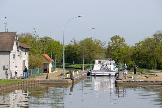 Canal Boat Approaching Pont Au D13, Les Gravats, Luthenay-Uxeloup, Nievre, Burgundy, France