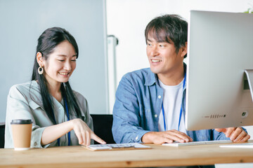 Fototapeta premium オフィスでミーティングする男女の会社員 