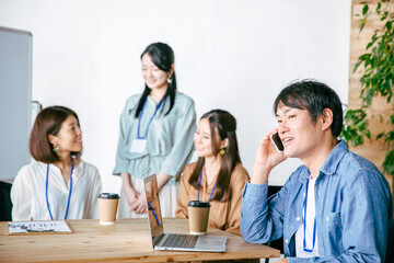 オフィスでスマホを使う会社員
