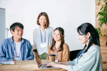 服装自由な会社で働く会社員
