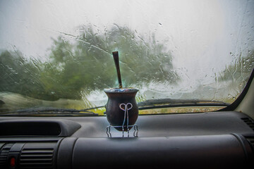 Mate argentino en el auto, bajo la lluvia © migueq86